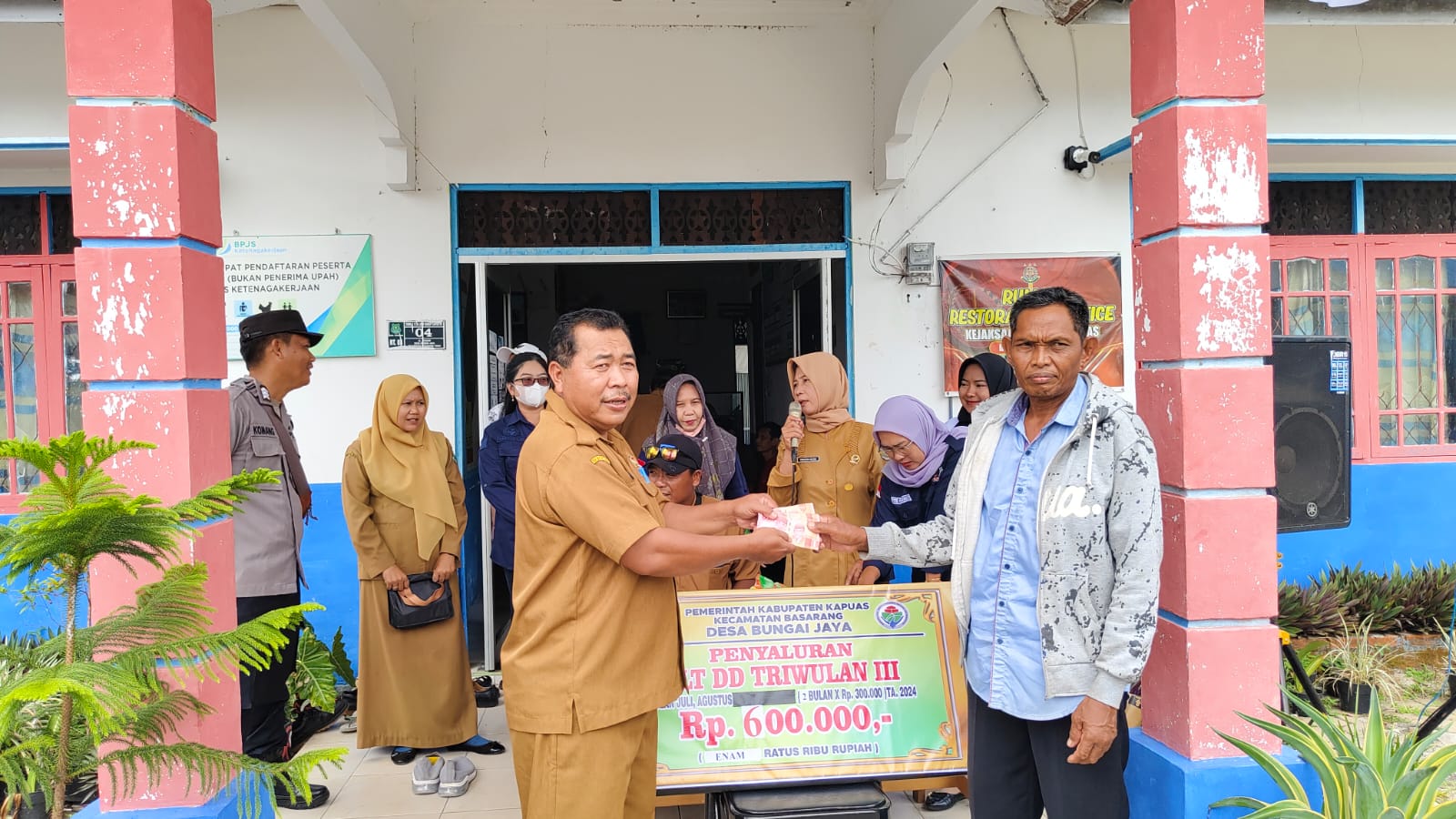 Bungai Jaya Salurkan Bantuan Langsung Tunai Dana Desa Salur III Periode Bulan Juli dan Agustus